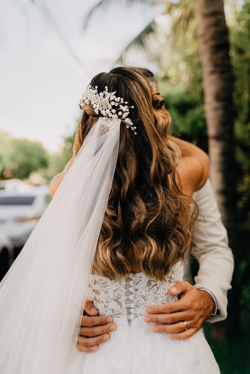 Long waves under a veil with a floral comb, seen from behind